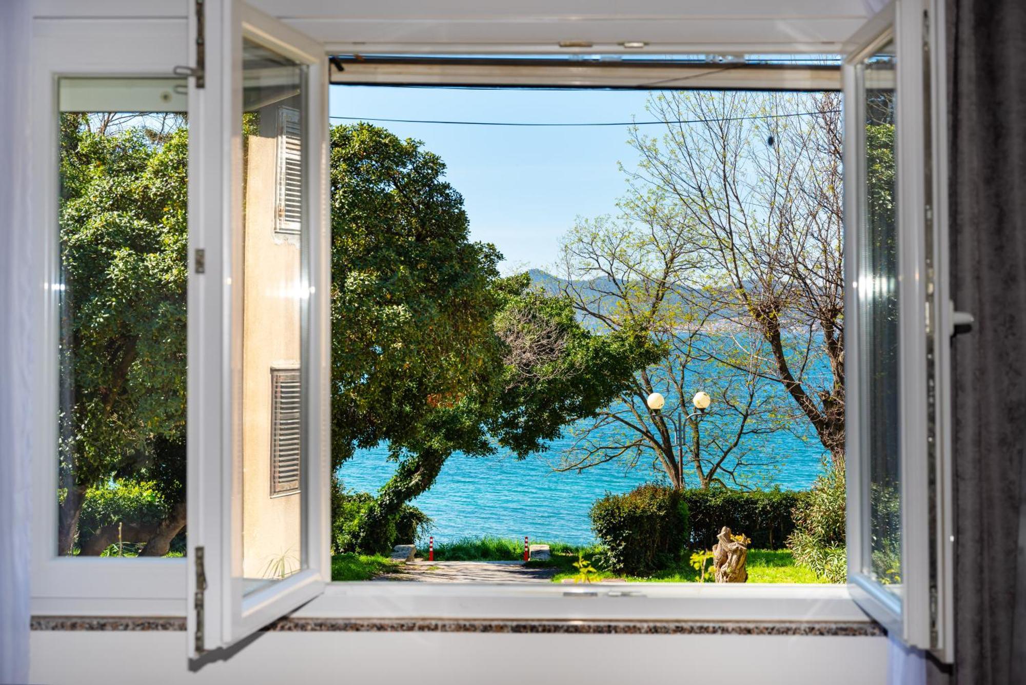 Kolovare Garden Oasis - First Row By Sea Apartment Zadar Bagian luar foto