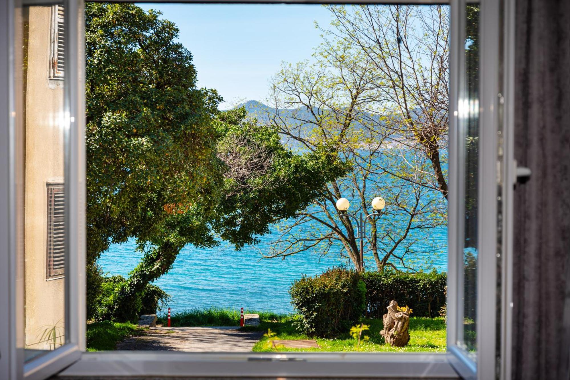 Kolovare Garden Oasis - First Row By Sea Apartment Zadar Bagian luar foto